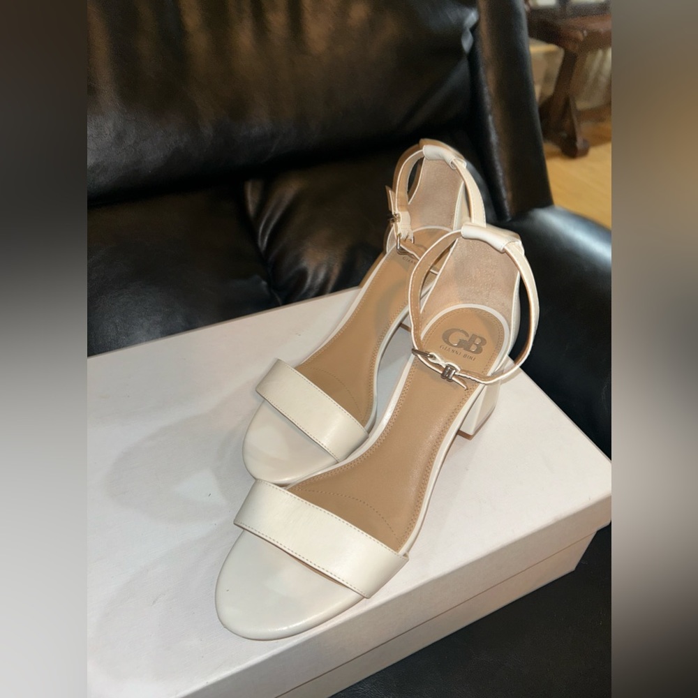 Gianni bini white womans heels!